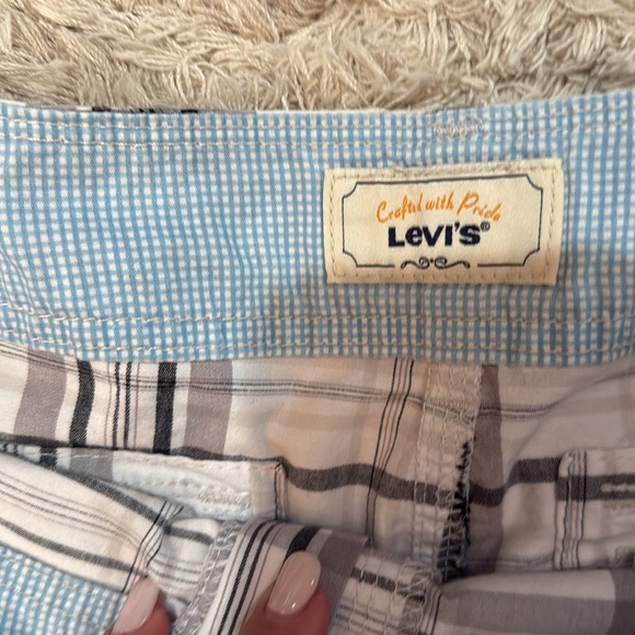 Levi's Black and White Plaid Women's Shorts - Picture 2 of 5